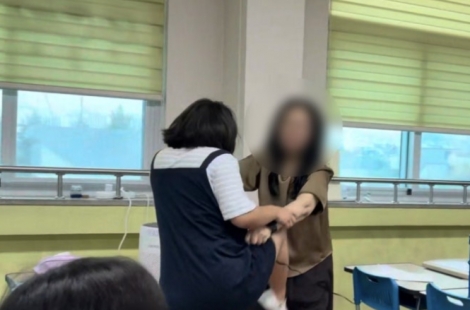 초등생이 교사 머리채 잡고 발길질 했는데…학부모 '아동학대'로 고소