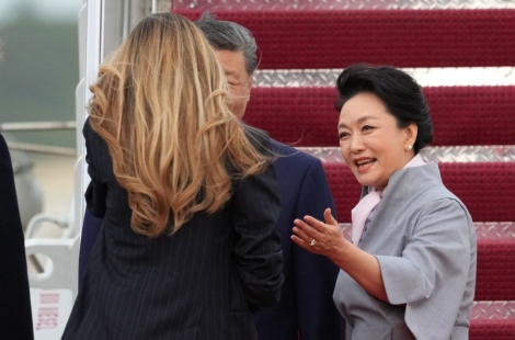 "통역 없이 멜라니아와 대화?"…중국도 깜짝 놀란 시진핑 부인 영어 실력