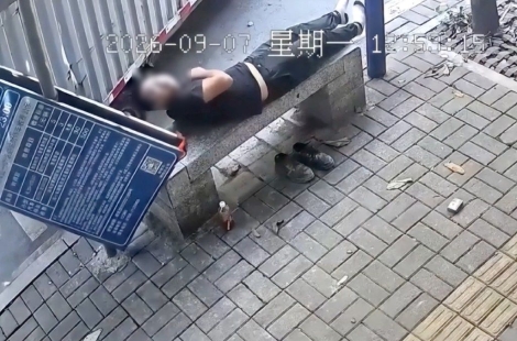 "낮잠 자다가 식겁했네" 머리 바로 옆에 대형 표지판 '쾅'…기적처럼 살아남은 中남성
