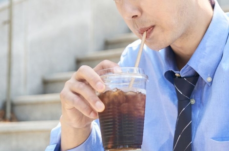 직장인들 맨날 입에 달고 사는데, 의사들은 "당장 끊어라" 경고…지방간 부른다는 '이 음료'
