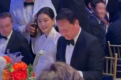 최태원, 김희영과 공식석상 등장…밴 플리트 시상식 동행 