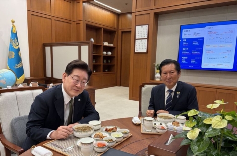 李대통령, 정청래와 4시간 만찬…당내 현안 놓고 '깊은 공감대'
