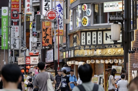 "한 달 월급 다 쓰겠네" 하루아침에 20배 '껑충'…일본 체류 수수료 '논란'
