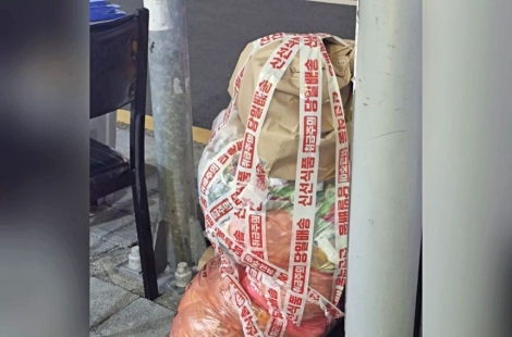 "이건 아니지, 들다가 허리 나가겠네"…테이프로 칭칭 감은 '3단 쓰레기봉투'