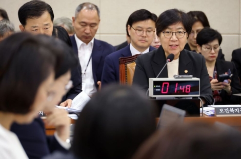 기초연금 '동결 논란'에 정은경 복지장관 "하위 45% 노인에 1분기 인상분 소급 지급"