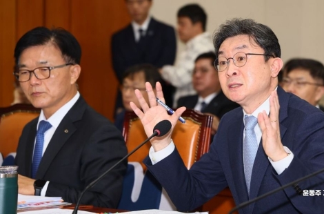 [2026국감]"다시 돌아가도 출시할거냐" 질타에…이억원 "세심하게 살폈어야"