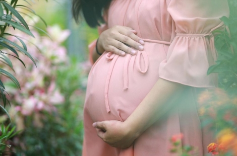 콘돔은 품절…"제발 애 좀 그만 낳으세요" 집집마다 '피임약' 뿌린다는 나라