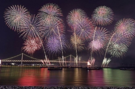 "1박에 3성급은 98만원, 5성급은 200만원"…10만원짜리 부산 불꽃축제 자리, 호텔서 보면 또 '바가지'
