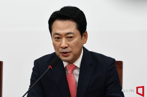 "충격 녹취"… 추미애에 '빨대' 보낸 개그맨, 장동혁은 '술잔'
