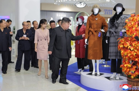 "뇌출혈로 김정은 사망, 시신 비밀리에 이송" 사망설 전세계 강타…北 올린 사진 보니