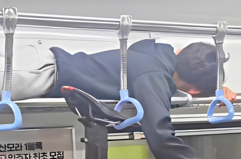 "지하철 짐칸에 사람이 왜?"…픽시 자전거 번쩍 들고 '기행' 벌인 남학생 눈살