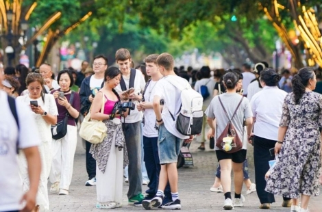 "빈 캐리어 들고 중국 간다"…외국인 관광객들 빠진 '차이나 하울' 뭐길래