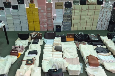 비밀 창고 열자 6000점 '와르르'…"엄마는 총책, 아들은 돈세탁"