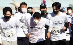 굽은 허리 펴고 150m 달렸다…기적 보여준 '국민마라토너' 이봉주