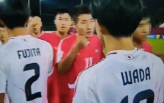 '하이파이브' 日 선수들 손바닥에 주먹질 '퍽퍽'…北 청소년 축구 비매너