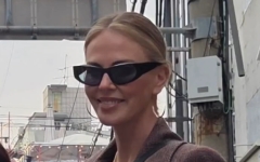 "홍대 돌아다니는 샤를리즈 테론, 사진도 찍었어" SNS 달군 '진짜 뉴스'