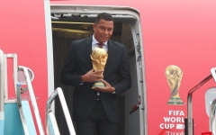 [포토] 브라질 전 축구 국대 지우베르투 시우바, 월트컵 오리지널 트로피 공개