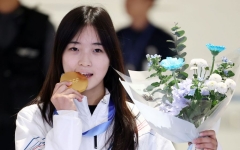 최가온 금메달 축하 현수막 걸린 반포 그 단지…국평 시세 47억원?