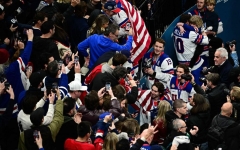 FBI국장이 왜 라커룸에…美아이스하키팀 금메달 뒤풀이서 '병나발'