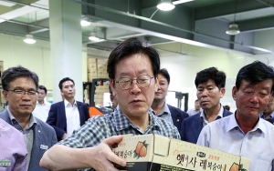 "호박무침·복숭아 좋아하는 이 대통령…부부싸움 도중에도 일단 밥은 먹었다"