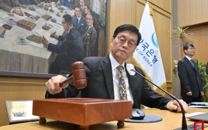 한은, 10월 기준금리 '동결'…집값 급등·환율 불안 