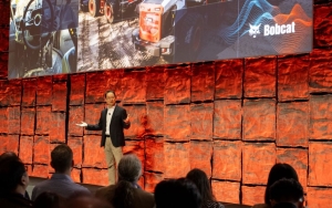 두산밥캣, 업계 최초 'AI 음성제어 건설장비' 공개