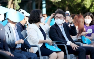 Same-Age Campus Couple Become Husband and Wife... 