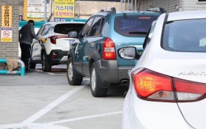 정부 '석유 최고가격제' 추진, 가격 개입 논란·손실 확대 우려…유류 탄력세율 인하 등 대안도