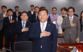 [포토]국민의례하는 이상민장관과 재난 전문가들
