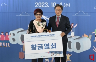 [포토]인천공항 8억 번째 승객에게 건낸 기념품은?