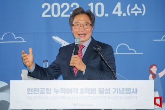 [포토]인천공항 누적 여객 8억명 달성 기념하는 이학재 사장