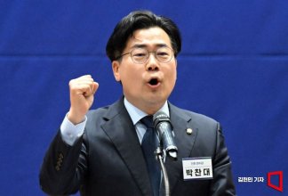 [포토] '친명' 박찬대, 민주당 새 원내대표로 선출…"끝없이 소통하겠다"