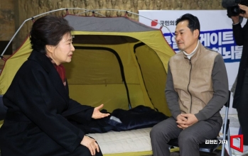 [포토] 장동혁과 대화하는 박근혜