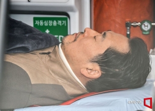 [포토] 구급차에 오르는 장동혁 대표