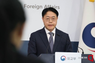 [포토] 취재진 질문에 답하는 이문배 외교부 부대변인