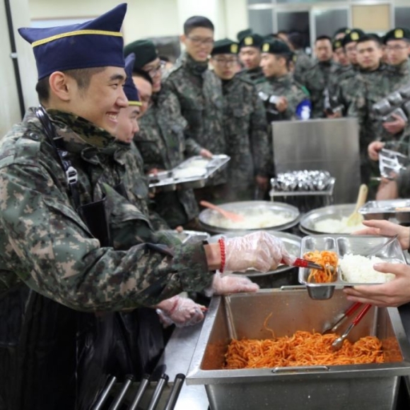 2조원 활짝… 軍침 도는 급식 시장