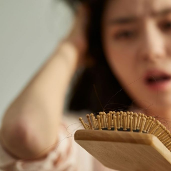 "떨어지는 내 자존감 돌려줘" MZ '탈모 성지' 북적