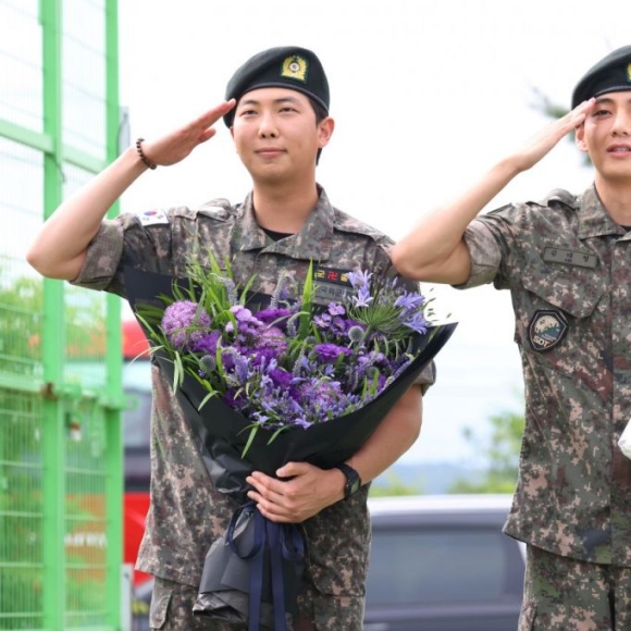 "부대 복귀는 그만! 무대 복귀하겠습니다" BTS RM·뷔 전역