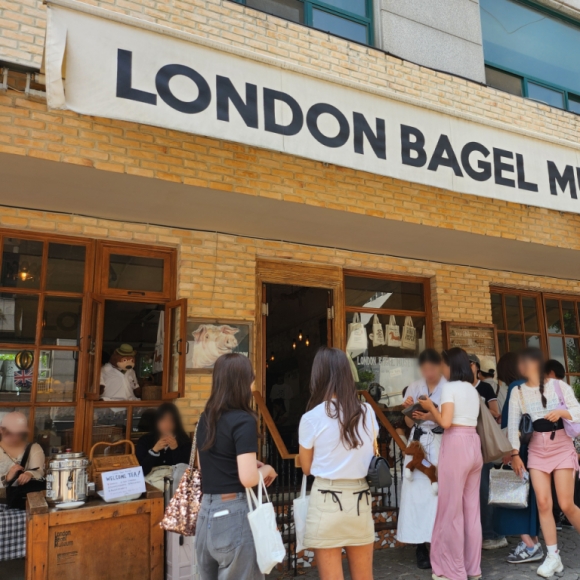 "비싸도 막 담아요"…입소문 하나로 800억 번 '런던베이글'