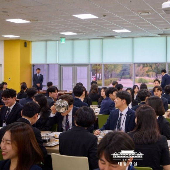 "벌컥벌컥" 이재명 대통령, 밥 먹다 '드링킹 샷' 포착