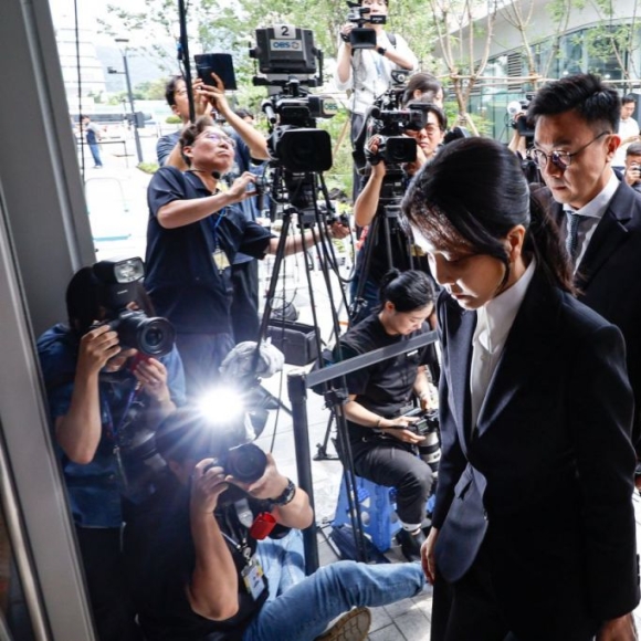 '사진 통치' 김건희, 날 선 포토라인에 선 날
