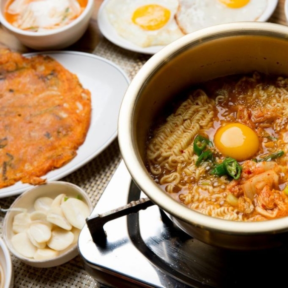 '라면 원조' 삼양vs'절대 강자' 농심…'옛날라면'으로 맞장