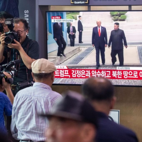 트럼프 "제재 논의 콜?" 제안에도 김정은 묵묵부답