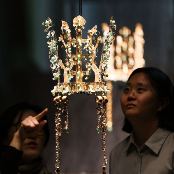 신라 금관, 104년 만의 외출…"줄을 서시오"