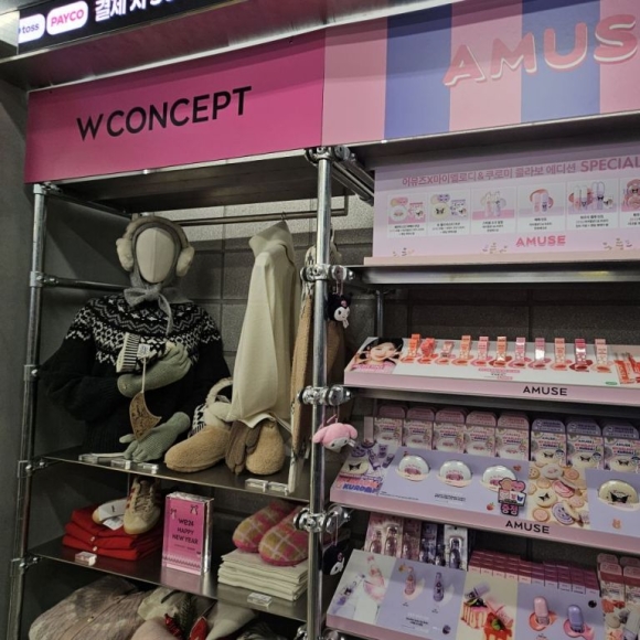 화장품 발라보고 굿즈 사고…'힙한 편의점'에 MZ 열광