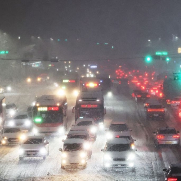 갑자기 내린 첫눈에 '雪雪 기는' 도시