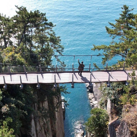 벼랑끝에서 마주한…걷는 자에게만 허락된 비경 