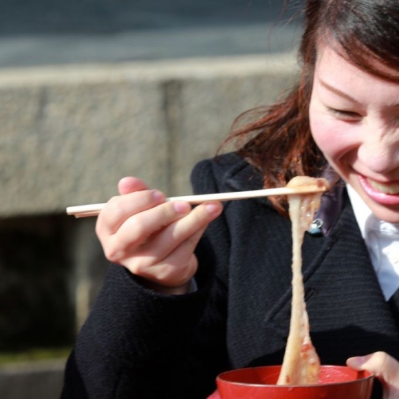 라면은 후루룩, 화장품은 쓸어담기…외국인 일상 된 ○○○
