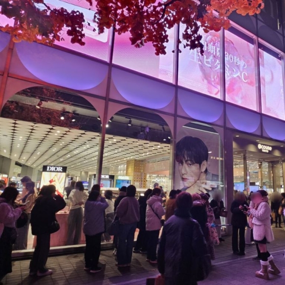 '뷔 얼굴' 하나로 국적이 바뀌었다…한국어만 들어가면 불티나게 팔려