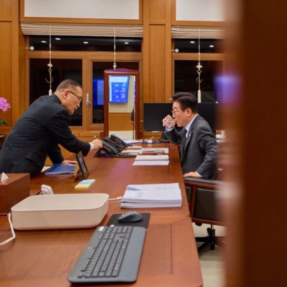청와대 복귀 한달…멀어진 권위, 가까워진 국민
